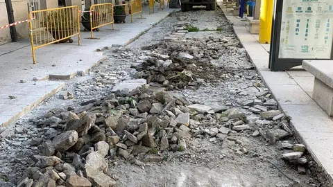 As obras de substituci&oacute;n das lousas na praza San Roque. | FOTO: Concello de Xinzo.