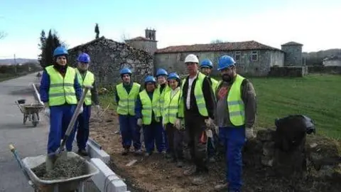 Traballadores do Obradoiro Dual de Emprego na V&iacute;a da Prata. | FOTO: Concello de Sandi&aacute;s.
