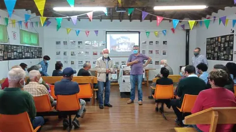 Manolo Piri xunto a veci&ntilde;os e amigos asistentes &aacute; presentaci&oacute;n da obra "A Ra&iacute;&ntilde;a Loba". | FOTO: Laura Rodr&iacute;guez.