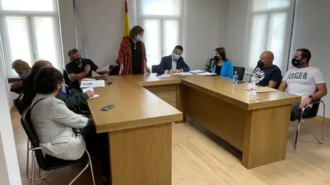 O Concelleiro de Medio Rural, Jos&eacute; Gonz&aacute;lez, reunido coa alcaldesa de Porqueira, Susana V&aacute;zquez, e demais integrantes da Mesa dos Regad&iacute;os da Limia.