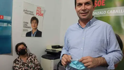 O secretario xeral do Partido Socialista de Galicia, Gonzalo Caballero, e a alcaldesa de Xinzo de Limia, Elvira Lama. | FOTO: Laura Rodr&iacute;guez.