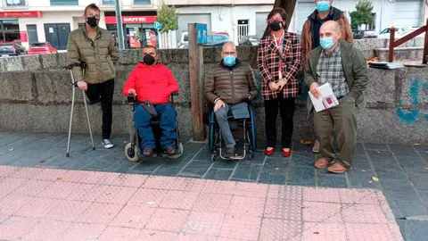 A alcaldesa de Xinzo, Elvira Lama, o concelleiro de infraestruturas, Rafa Penabad, o concelleiro de Urbanismo, Ram&oacute;n G&oacute;mez, o presidente de COGAMI, Anxo Queiruga, o director de ALGARIA, &Oacute;scar Pena, e o coordinador da &Aacute;rea de Accesibilidade, &Aacute;lvaro Garc&iacute;a.
