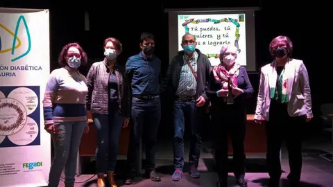 Mar&iacute;a Luisa Ruiz, Lola Rico, Pablo Garc&iacute;a, Jos&eacute; Miguel Fern&aacute;ndez, Paz G&oacute;mez e Elvira Lama durante a mesa redonda sobre diabetes na Casa da Cultura de Xinzo. | FOTO: Laura Rodr&iacute;guez.