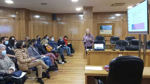 M&ordf; Alida Iglesias Gil, xefa da Unidade de Violencia de X&eacute;nero da Subdelegaci&oacute;n do Goberno, impartindo a xornada formativa sobre violencia de x&eacute;nero no Concello de Xinzo. | FOTO: Laura Rodr&iacute;guez.