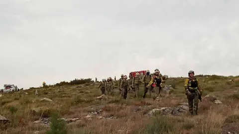 Os servizos de extinci&oacute;n de incendios abandoando o monte de Gomariz. | FOTO: Laura Rodr&iacute;guez.