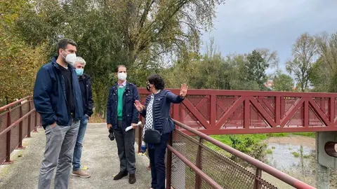 A alcaldesa de Xinzo de Limia, Elvira Lama e o arquitecto municipal, Rafael Nogueiras, xunto aos t&eacute;cnicos da CHMS no paseo fluvial da vila. | FOTO: Concello de Xinzo.