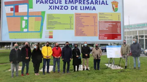 O delegado territorial da Xunta en Ourense, Gabriel Al&eacute;n, xunto &aacute; alcaldesa de Xinzo, Elvira Lama, e diversos concelleiros no parque empresarial da vila. | FOTO: Concello de Xinzo.