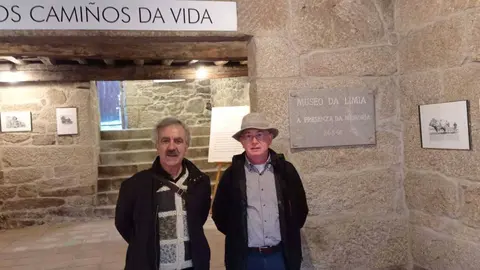 Manuel Traveso na inauguraci&oacute;n da s&uacute;a exposici&oacute;n xunto a Antonio Feijo&oacute;, veci&ntilde;o pintor de Allariz. | FOTO: Museo da Limia.