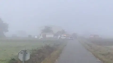 A explotaci&oacute;n de forraxes de Fontemoura, Porqueira, durante o incendio dos rolos de herba seca.