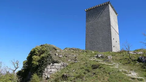 Torre da Pena e muralla exterior. | FOTO: Cedida.