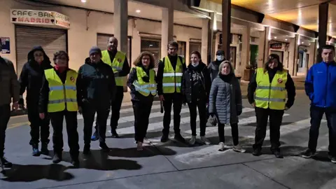A alcaldesa de Xinzo, Elvira Lama, xunto ao resto de concelleiros e deputados cami&ntilde;o a Madrid.
