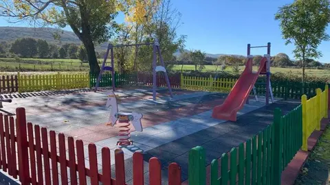 Parque infantil de Sabucedo. | FOTO: Concello de Porqueira.