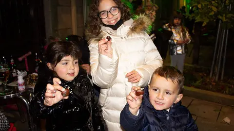 Naiala, Ariadna e Hugo no Magosto de Xinzo. | FOTO: Laura Rodr&iacute;guez.