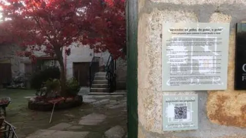 Imaxe dun dos c&oacute;digos QR polo pobo de Lodoselo. | FOTO: CDR O Viso.