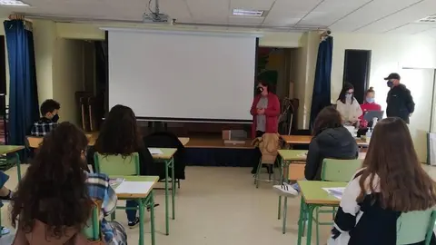 A alcaldesa de Xinzo, Elvira Lama, presentando as charlas contra a violencia de x&eacute;nero. | FOTO: Concello de Xinzo.