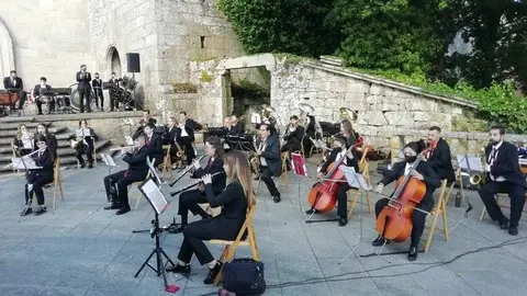 Alumnado da Escola Musical da Limia no Mosteiro de Trandeiras o pasado mes de maio.