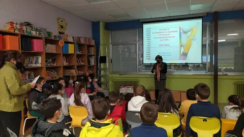 A alcaldesa de Xinzo de Limia, Elvira Lama, na s&uacute;a visita ao CEIP Carlos Casares.