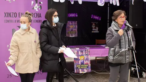 A alcaldesa de Xinzo dando unha charla antes da lectura do manifesto polo 25 - N en Xinzo 1