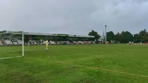 Imaxe dun partido recente no campo do Antela. FOTO Antela FC