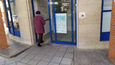 Unha veci&ntilde;a, no centro de sa&uacute;de de Xinzo este venres.