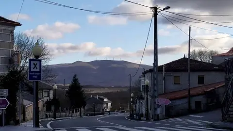 Aeroxeradores da centra e&oacute;lica de Cabe&ccedil;o Alto, en Portugal, desde o n&uacute;cleo de Calvos de Rand&iacute;n. FOTO Diario do Limia