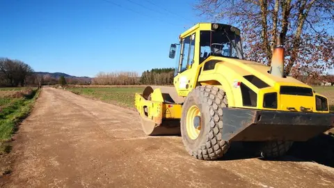 Obras de reparaci&oacute;n da pista de Cardeita &aacute; Ladeira.  FOTO Concello de Sandi&aacute;s