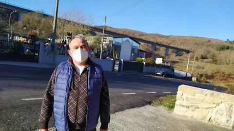 Un dos veci&ntilde;os de Maus, &aacute;s portas da s&uacute;a casa, co viaduto do AVE detr&aacute;s del