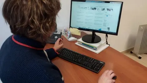 Unha traballadora, na oficina dos servizos sociais do Concello de Xinzo