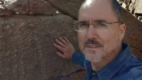 Suso D&iacute;az, poeta da Baixa Limia. ao p&eacute; dun dos tres mu&iacute;&ntilde;os que ti&ntilde;a O Vao.