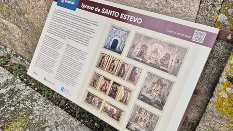 Panel informativa na Igrexa de Santo Estevo. FOTO Concello de Sandi&aacute;s