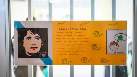 Traballo sobre a figura de Rosal&iacute;a nun dos corredores do centro. FOTO Noelia Caseiro