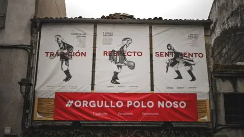 Unha faixa sobre o cartel do Entroido na praza Maior de Xinzo este xoves. FOTO Noelia Caseiro