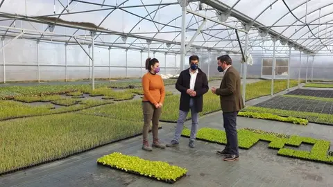 O alcalde de Trasmiras e o Delegado Terrirorial, xunto a unha produtora do concello. FOTO Xunta de Galicia