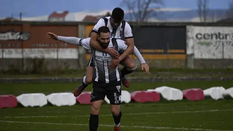 Pedro e Borja celebran gol diante do Cartelle