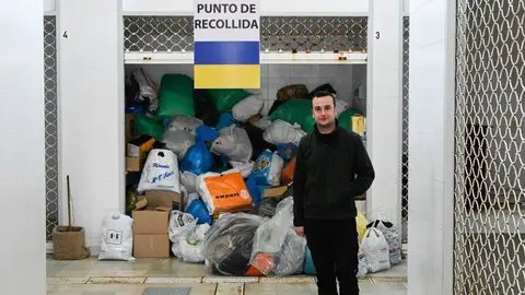 V&iacute;ctor, esta ma&ntilde;&aacute;, na praza de abastos de Xinzo, co material recollido at&eacute; hoxe. FOTOS Noelia Caseiro