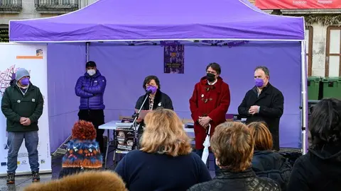 Lectura do manifesto da FEGAMP con motivo do 8M. Elvira Lama, a alcaldesa, con outros concelleiros (1)
