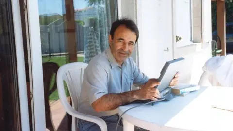 Carlos Casares traballando no seu port&aacute;til. FOTO Fundaci&oacute;n Carlos Casares