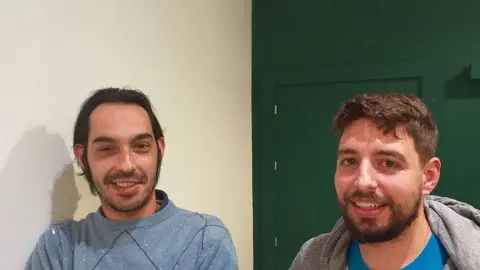 Iv&aacute;n e Carlos, este venres, durante un descanso nas obras do seu local na praza Maior. FOTO DdL
