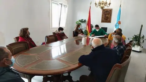 Reuni&oacute;n de Emilio Pazos, alcalde de Trasmiras, con veci&ntilde;as, este venres na Casa do Concello. FOTO Noelia Caseiro (1)