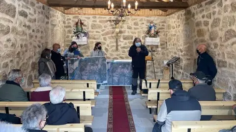 Reuni&oacute;n da veci&ntilde;anza co respons&aacute;bel de Medio Rural na igrexa parroquial, a pasada fin de semana. FOTO Concello de Porqueira
