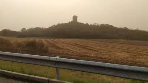 A Torre de Sandi&aacute;s, &aacute;s catro da tarde, desde a autov&iacute;a