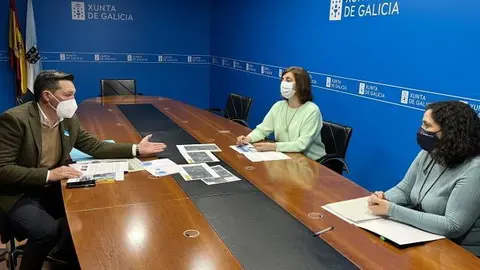 Emilio Pazos, este martes, coa conselleira de Medio Rural. FOTO Xunta