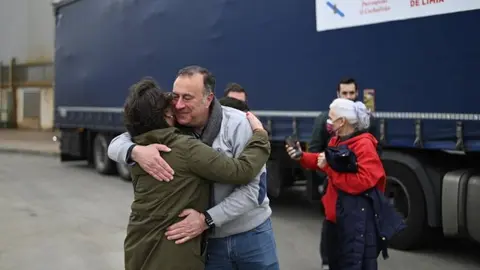 Carlos Garc&iacute;a desped&iacute;ndose da alcaldesa de Xinzo, Elvia Lama, esta ma&ntilde;&aacute; no parque empresarial
