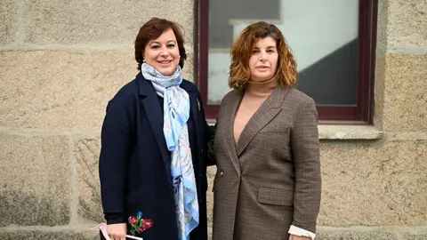 Susana L&oacute;pez Abella, secretaria xeral de Igualdade, e Susana V&aacute;zquez, alcaldesa de Porqueira. FOTO Noelia Caseiro