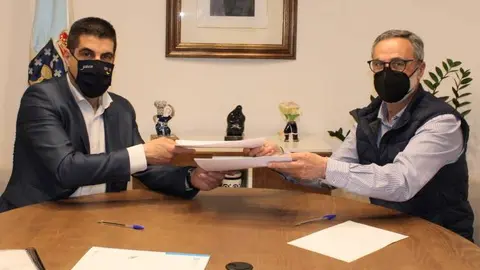 Vilar de Barrio. Manuel Conde co Delegado Territorial. Centro de sa&uacute;de