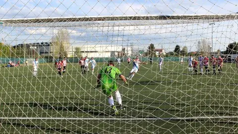 Mart&iacute;n engana a Suso no penalti final. antela carballi&ntilde;o (2)