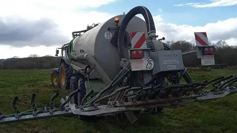 Tractor con cisterna decargando xurros na Veiga de Ponteli&ntilde;ares. FOTOS MEL (1)