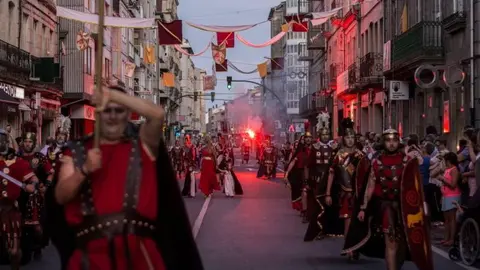 Desfile nas r&uacute;as de Xinzo durante a Festa do Esquecemento. FOTO Noelia Caseiro