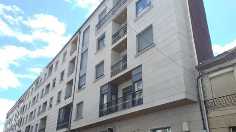 En primeiro termo, o edificio onde se produciu a intervenci&oacute;n.