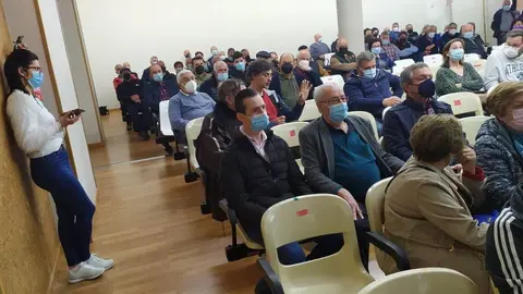 O consellerio, Jos&eacute; Gonz&aacute;lez, cos regantes da Limia este venres en Xinzo. Regad&iacute;o. Amador D&iacute;az. SEIASA. 2